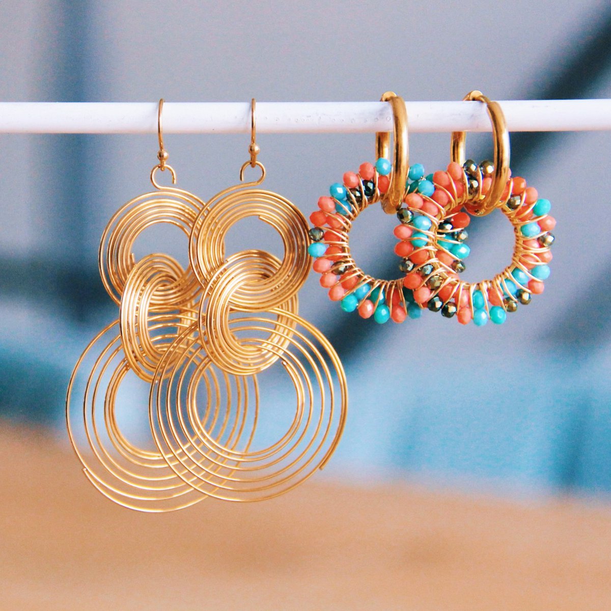 Goudkleurige gedraaide ringen oorbellen van RVS met statement circle design