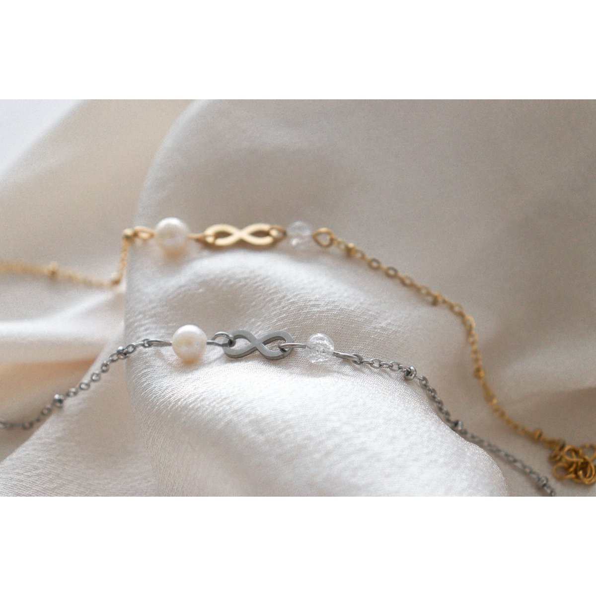 Infinity & Parel Armband goud met stainless steel, parel en cracked bergkristal, symbool voor oneindige liefde en zuiverheid