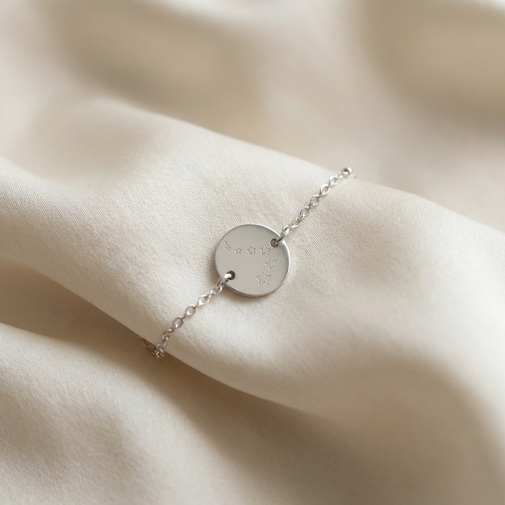 Minimalistishe zilveren armband met ronde hanger en subtiele gravure - tijdloos en verfijnd design