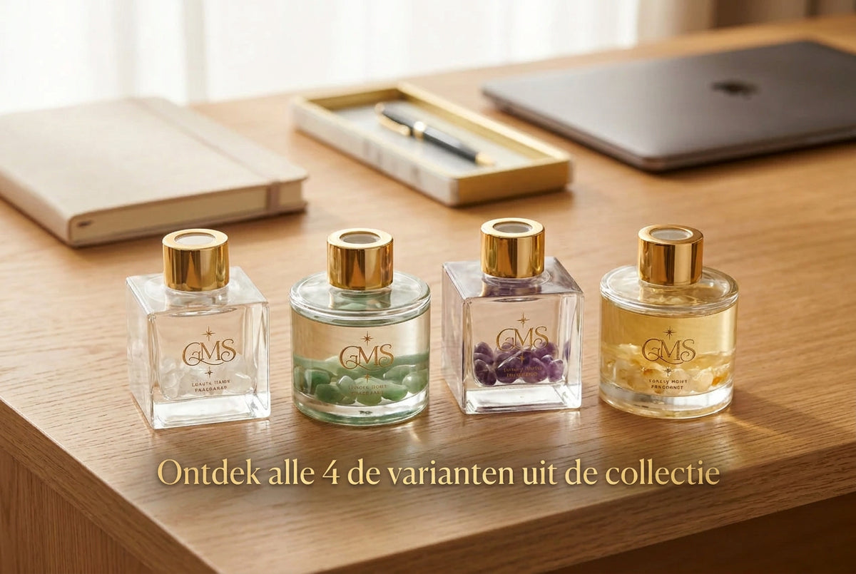 Gevulde geurstok flesjes van Glow Mystic in Style gepresenteerd op een werktafel.