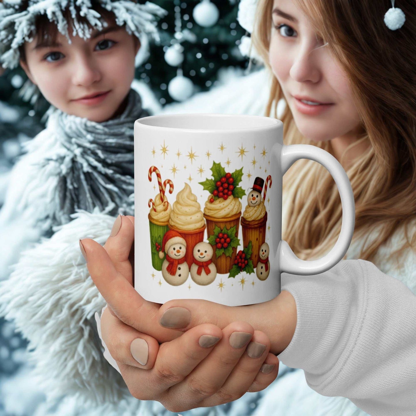 witte glanzende kerstmok met kerstkoekjes en sneeuwpoppen design voor warme winterdranken