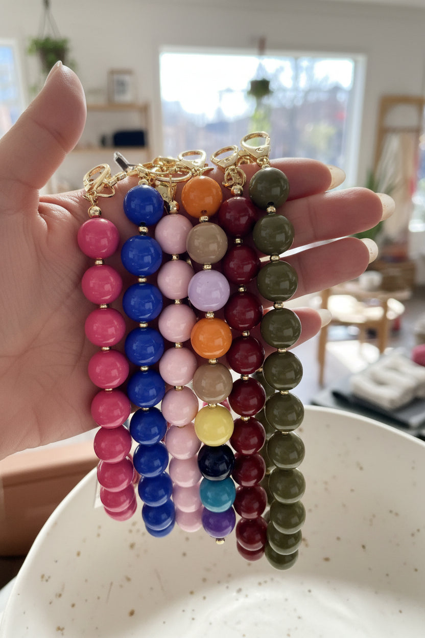 "Overzichtsfoto van de nieuwe Glow Mystic in Style collectie handgemaakte telefoonkoorden in diverse kleuren zoals roze, blauw, groen en bordeauxrood."