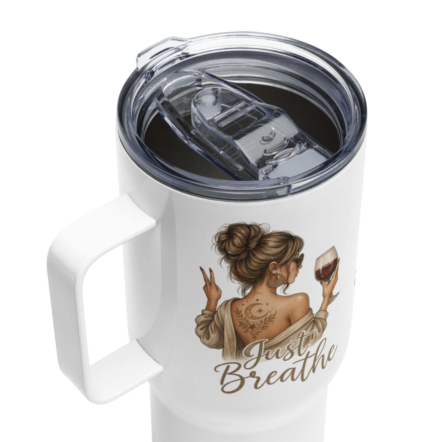 witte travel mug met handvat en afbeelding van vrouw met wijnglas en tekst Just Breathe