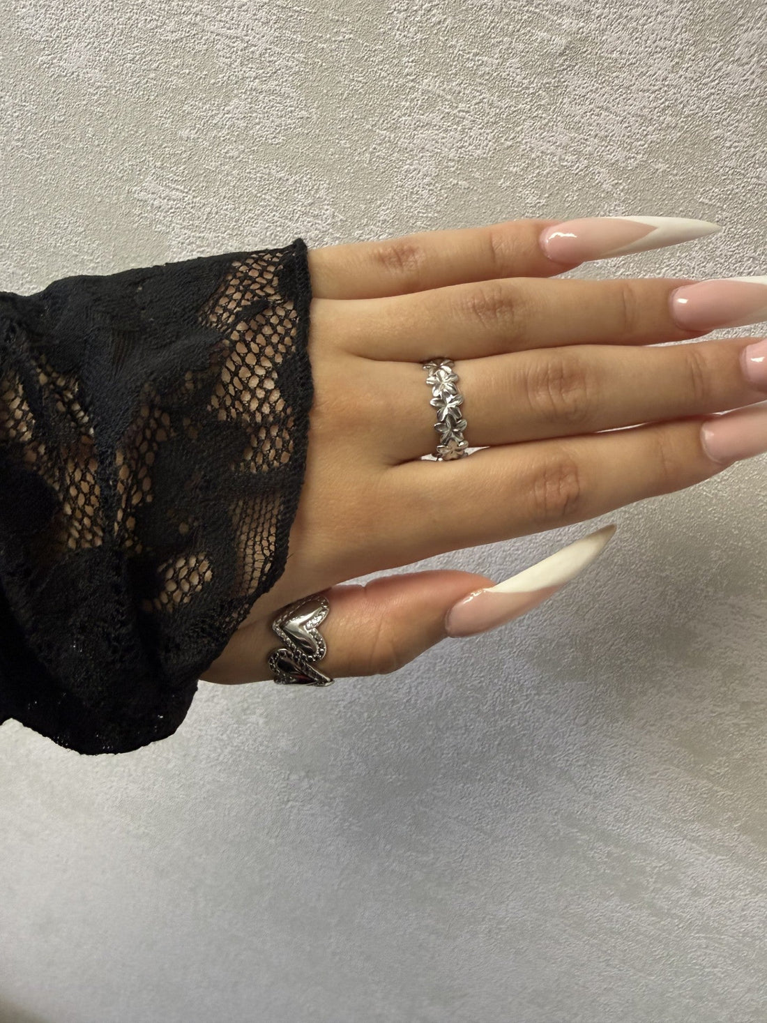 De Kunst van Ring Stacking: Hoe mix en match je ringen voor de perfecte spirituele glamour look?