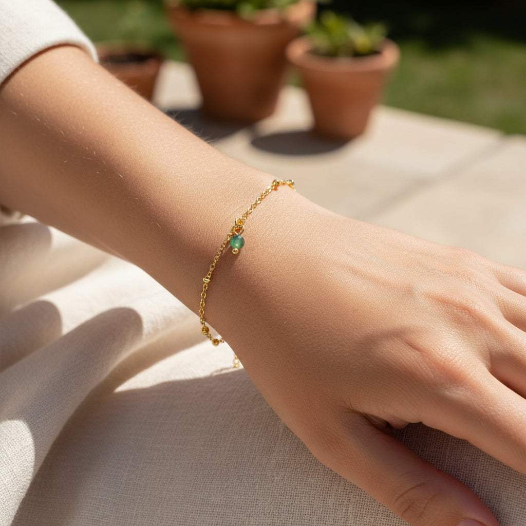 Goudkleurige geboortesteen armband met echte edelsteen om de pols