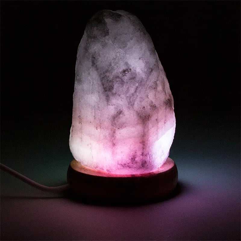 Mini Himalayazoutlamp met houten basis en wisselend zacht LED-licht voor rustgevende sfeer.