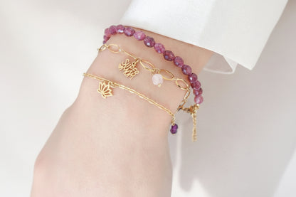 Close-up van de goudkleurige Saint Clairmont armband met Supermom bedel gedragen om de pols