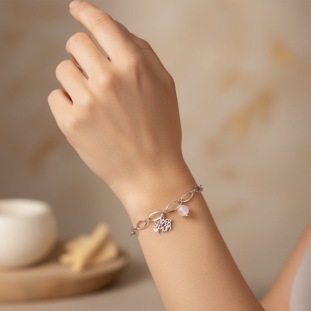 Super Mom rozenkwarts armband gedragen om pols