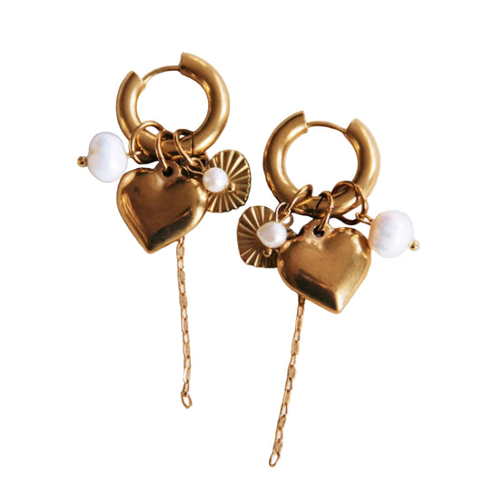 Brede goudkleurige RVS oorringen met hart hanger, parels en fijne ketting detail