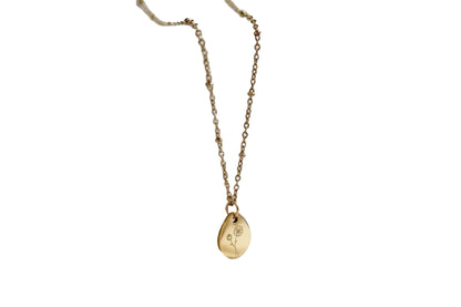 Gouden geboortebloem ketting met gegraveerde bloem bedel