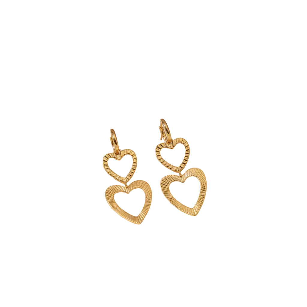 Dubbele hart oorbellen goudkleurig met fijn gestreepte structuur, RVS dames oorbellen