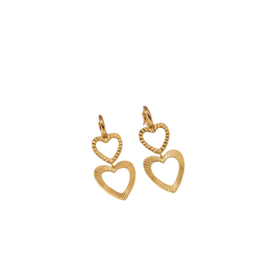 Dubbele hart oorbellen goudkleurig met fijn gestreepte structuur, RVS dames oorbellen
