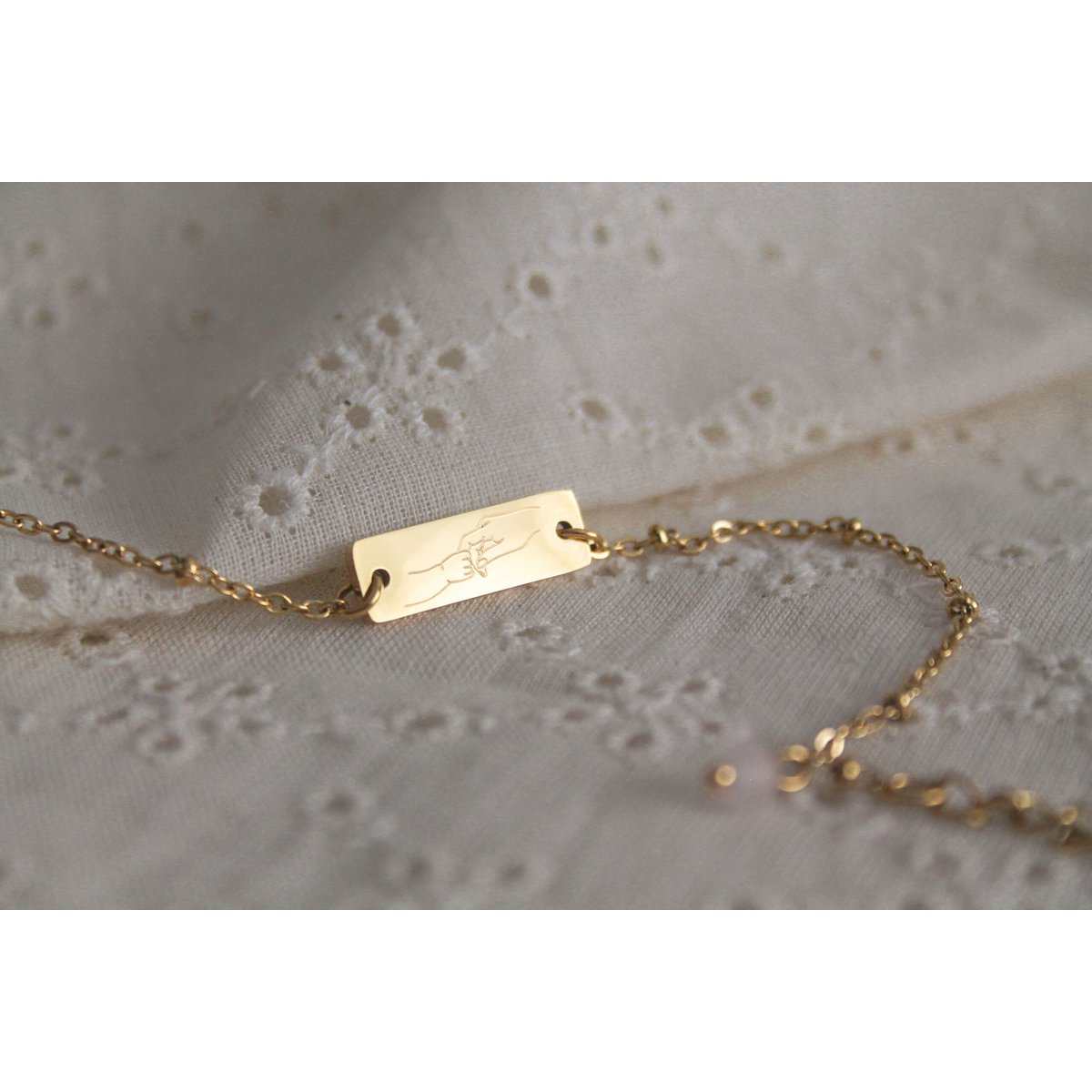 Mama & Kind armband goudkleurig stainless steel met rozenkwarts edelsteen en gegraveerd plaatje moeder en kind