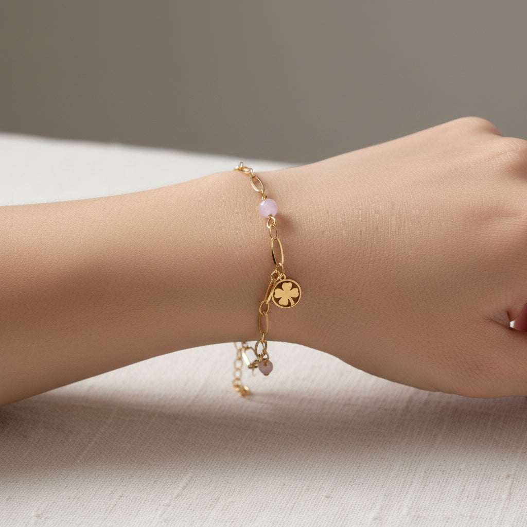 Goudkleurige armband met Chalcedoon kubus, Rozenkwarts rondsteen en klaver vier bedel van roestvrij staal