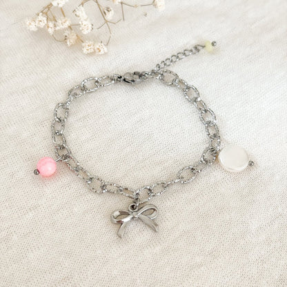 “Zomerse statement armband met strikje en Perzische jade hanger”