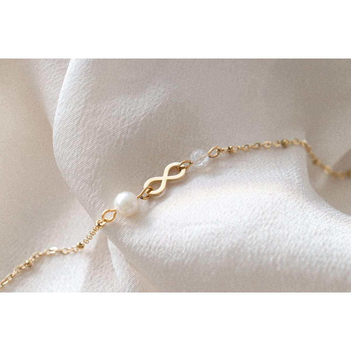 Gouden Infinity & Parel Armband met cracked bergkristal en stainless steel, symbool voor liefde en zuiverheid
