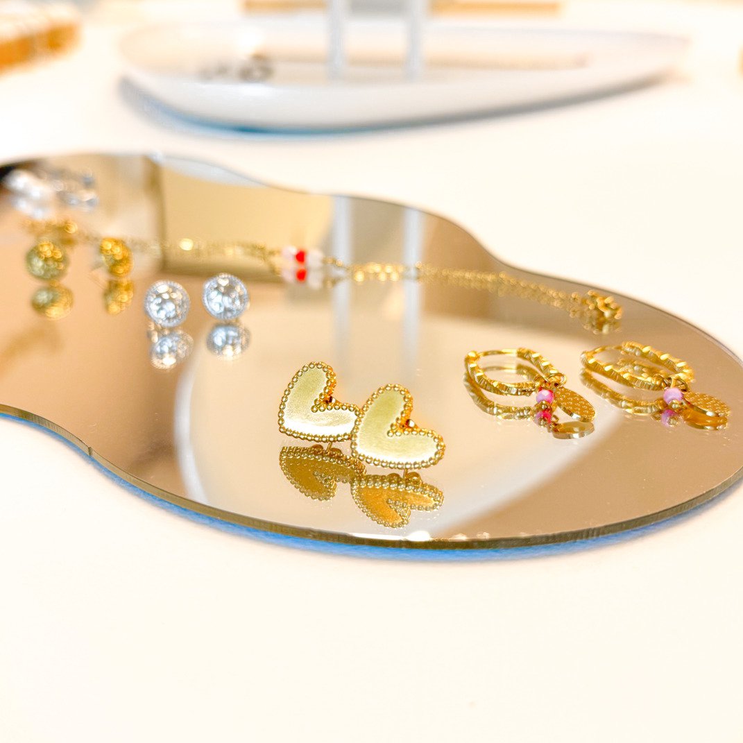 Tijdloze gouden hart oorbellen met bolletjesrand