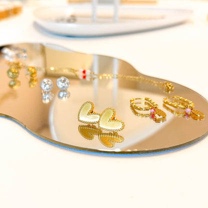 Tijdloze gouden hart oorbellen met bolletjesrand