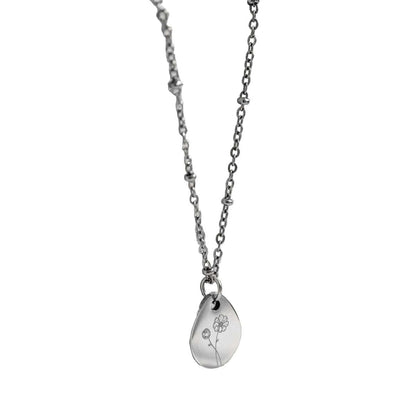 Zilverkleurige geboortebloem ketting van stainless steel met gegraveerde bloembedel en hoogglans afwerking