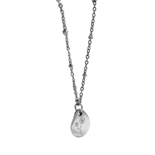 Zilverkleurige geboortebloem ketting van stainless steel met gegraveerde bloembedel en hoogglans afwerking