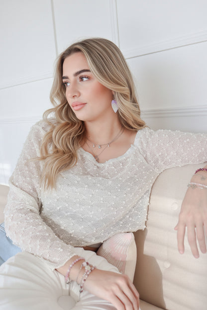 Stainless steel oog ketting met rozenkwarts en maansteen gedragen in oor vrouw.