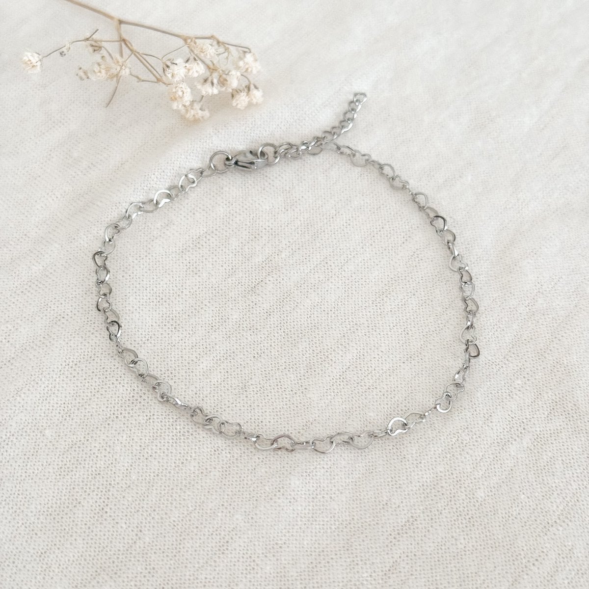 Minimalistisch zilverkleurig hartjes enkelbandje van stainless steel