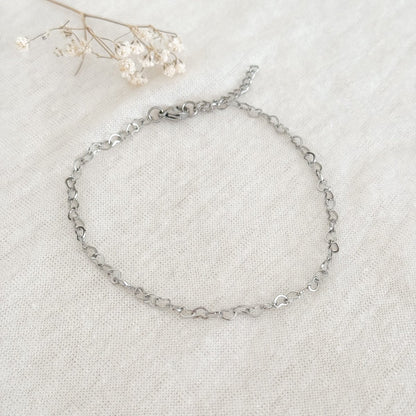 Minimalistisch zilverkleurig hartjes enkelbandje van stainless steel