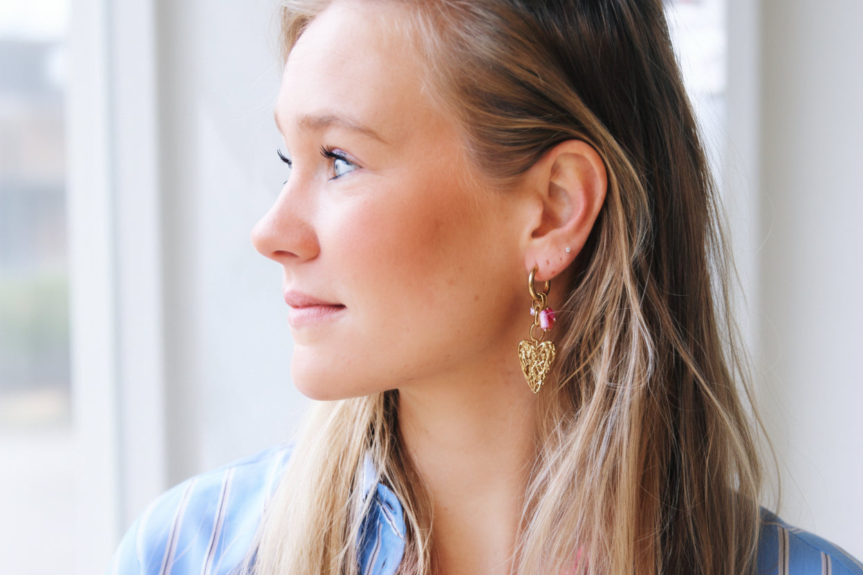 gouden statement oorbellen hart design model gedragen
