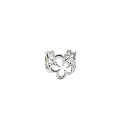 "Gedetailleerde productfoto van de RVS Five Flower ring op een witte achtergrond, met een uniek opengewerkt ontwerp van vijf abstracte bloemen."