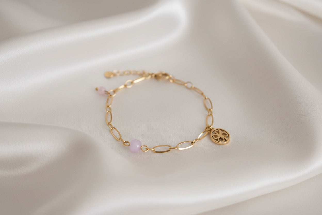 Goudkleurige armband met Chalcedoon kubus, Rozenkwarts steen en klaver vier bedel in RVS