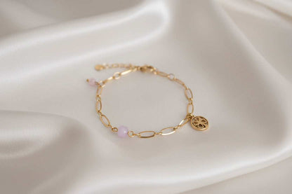 Goudkleurige armband met Chalcedoon kubus, Rozenkwarts steen en klaver vier bedel in RVS