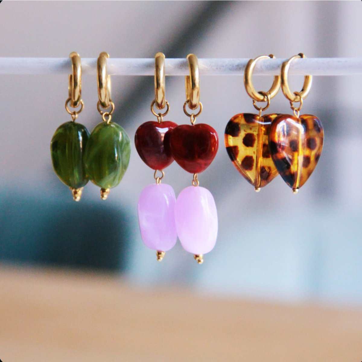 Trendy hart oorbellen met panterprint in amber tinten