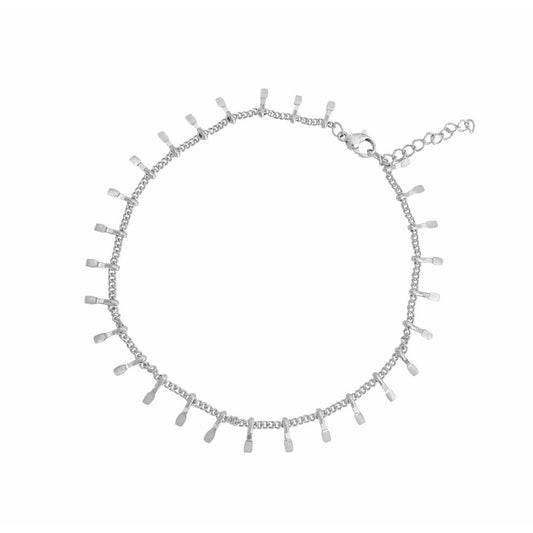 Detailfoto van zilverkleurig trendy enkelbandje met fijne schakels