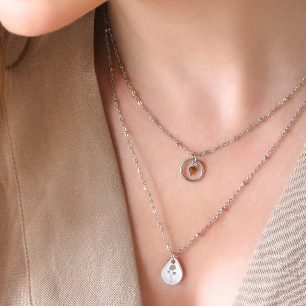 Zilverkleurige geboortebloem ketting van stainless steel met hoogglans gravure en persoonlijke betekenis
