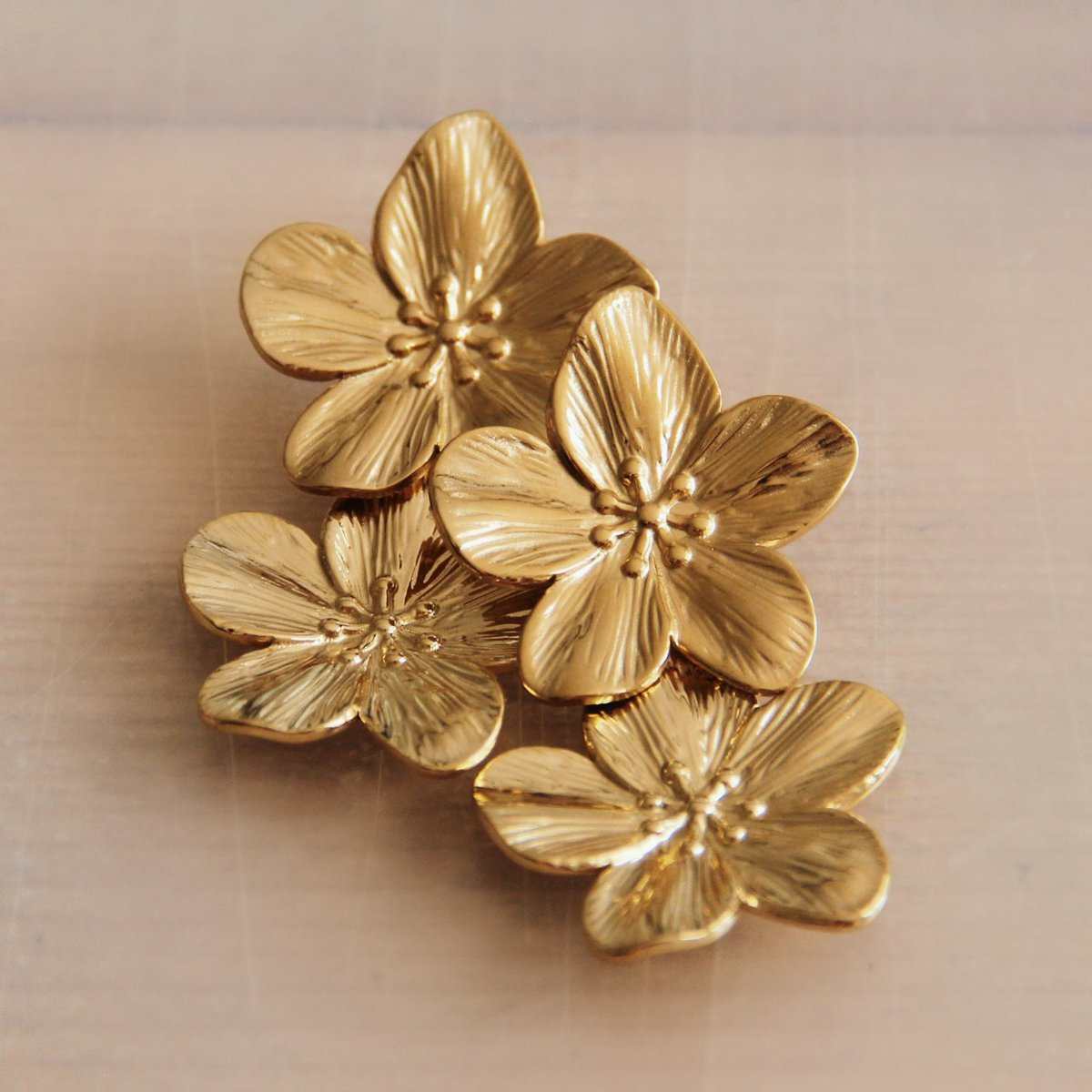 Goudkleurige oorbellen dubbele bloem RVS stijlvolle statement damesaccessoire