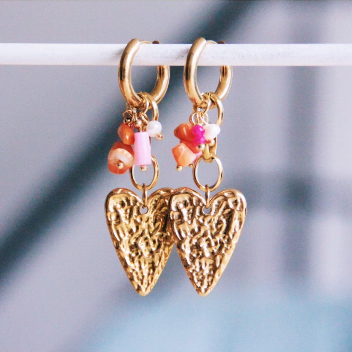 gouden hart oorbellen rvs met roze en oranje kralen close up