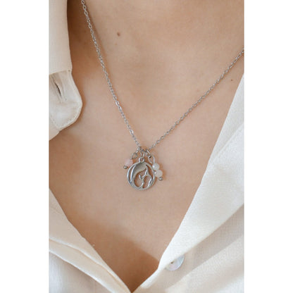 Moeder & baby ketting van stainless steel met rozenkwarts en maansteen gedragen door een model