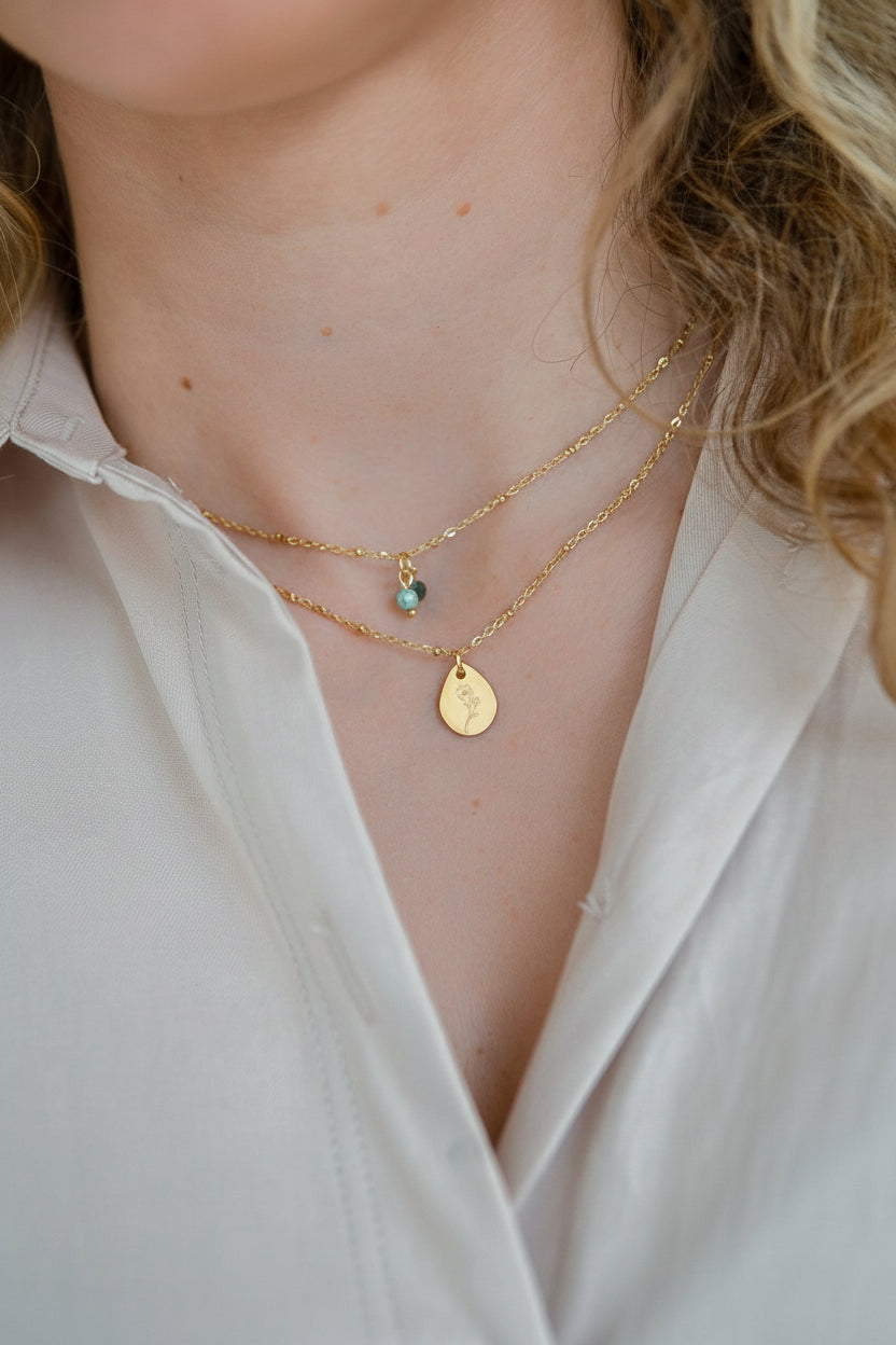 Persoonlijke birthflower ketting gedragen om de hals