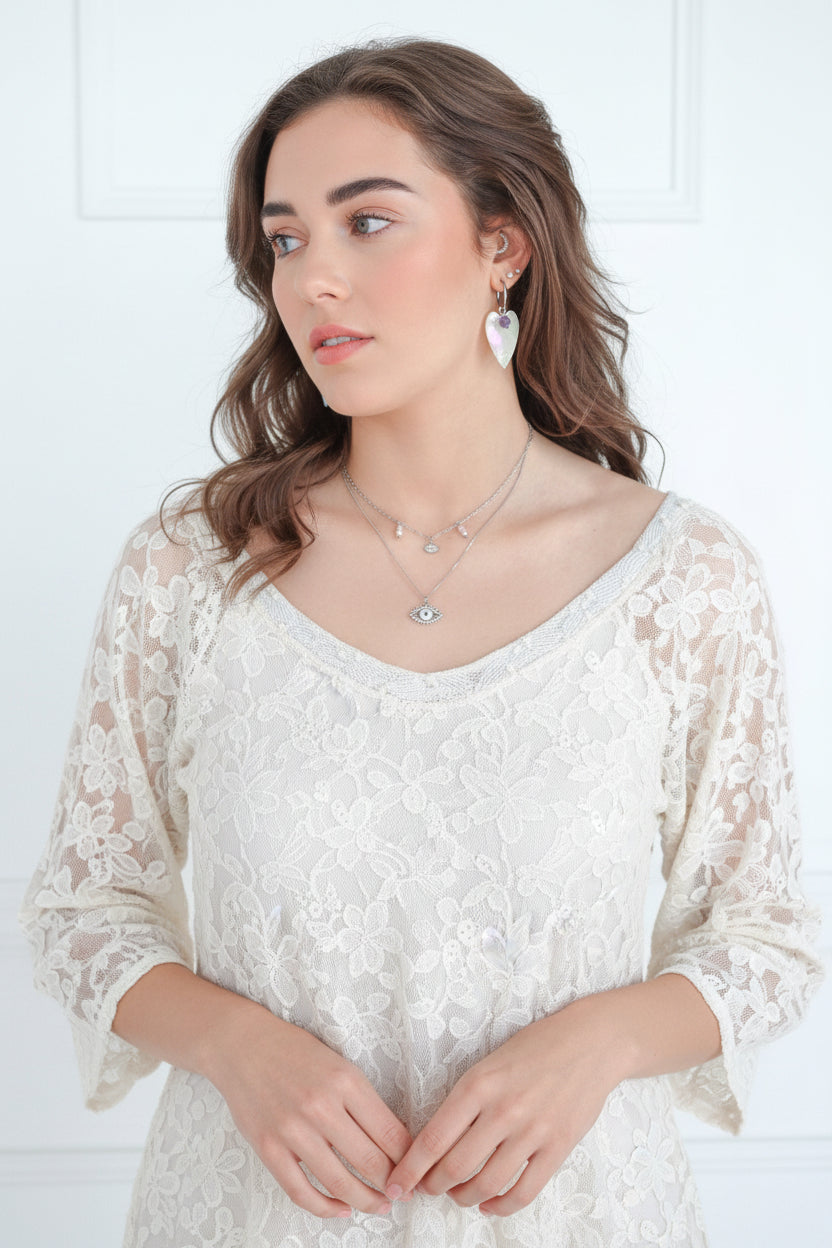 Amethist hart oorbellen gedragen door model