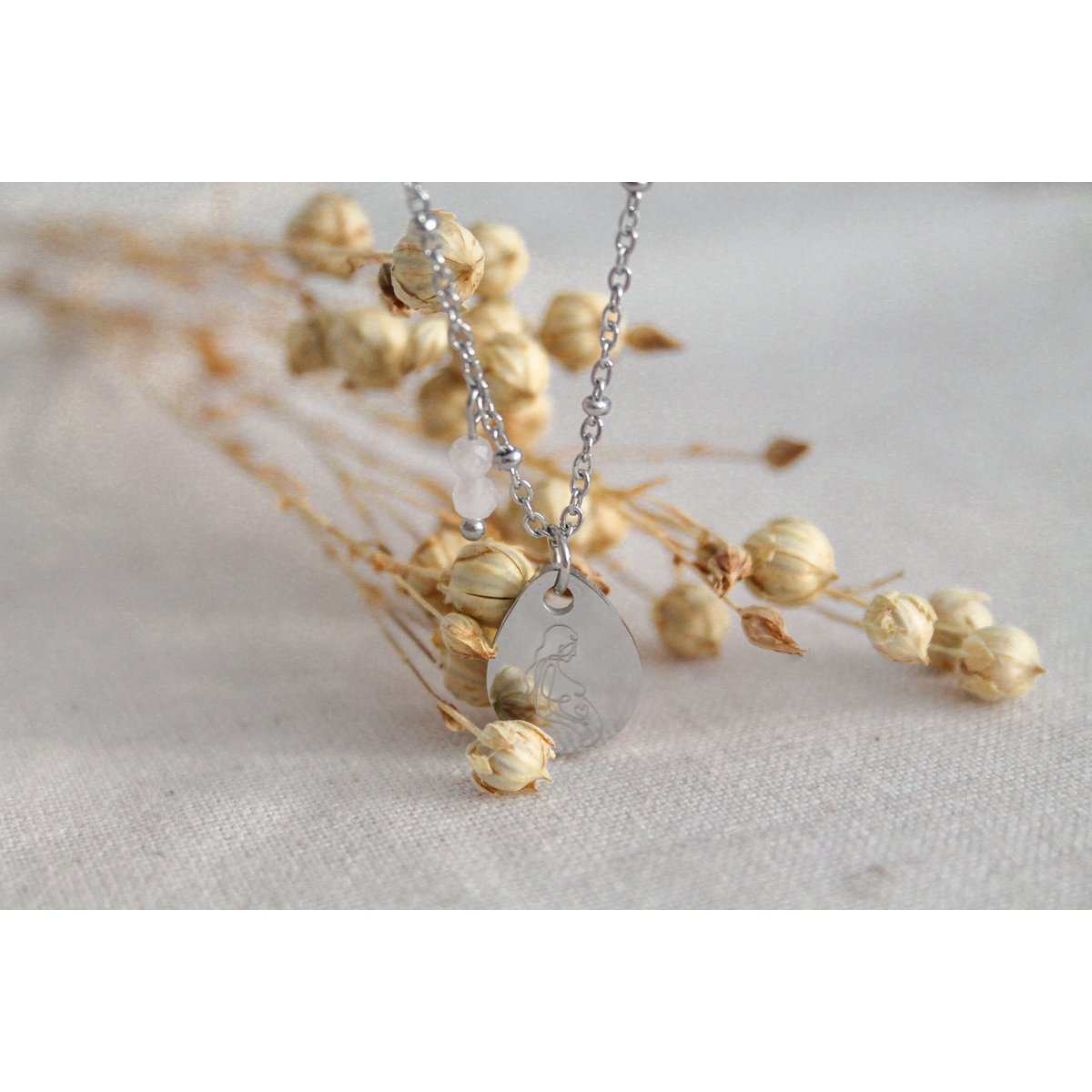 Zwangerschap ketting met rozenkwarts druppel hanger en gegraveerde zwangere vrouw in roestvrij staal