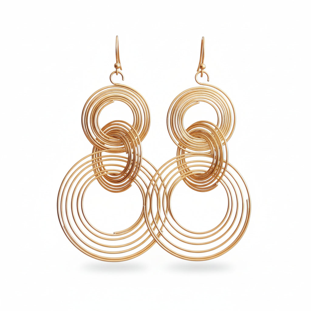 Goudkleurige oorbellen met gedraaide ringen en statement circle design van lichtgewicht roestvrij staal.