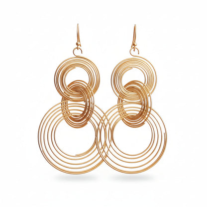 Goudkleurige oorbellen met gedraaide ringen en statement circle design van lichtgewicht roestvrij staal.