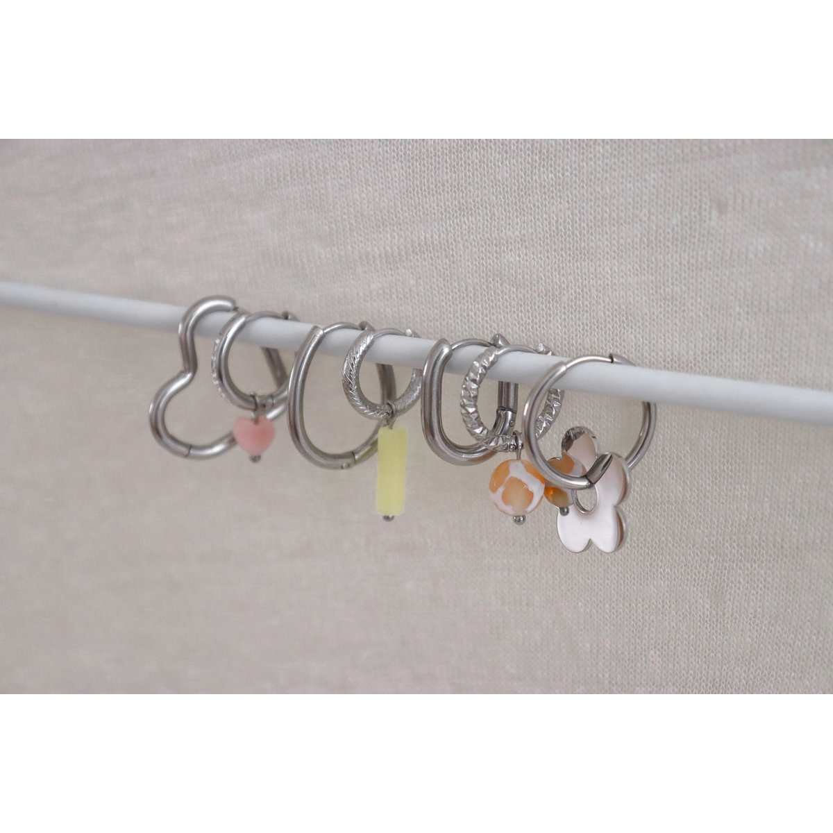 Stijlvolle zilveren hart oorringen van stainless steel, handgemaakt door Saint Clairmont, lichtgewicht en allergievriendelijk.