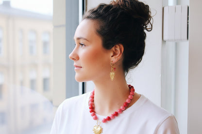 gouden statement oorbellen hart design model gedragen