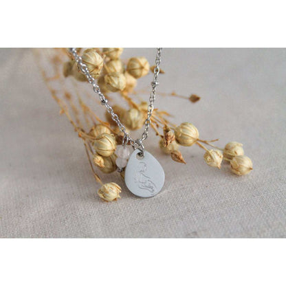 Zwangerschap ketting met rozenkwarts druppel hanger en gravure van zwangere vrouw in RVS
