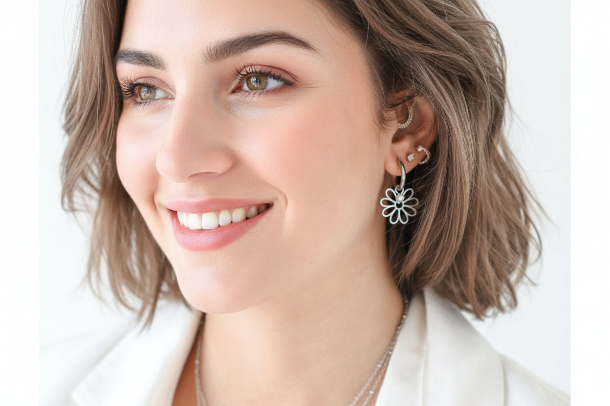 Bloem & maansteen oorringen gedragen – subtiele spirituele oorbellen