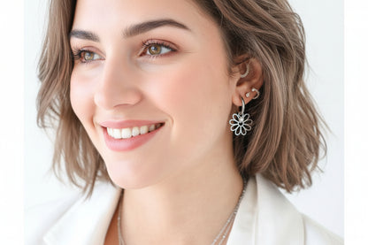 Bloem & maansteen oorringen gedragen – subtiele spirituele oorbellen