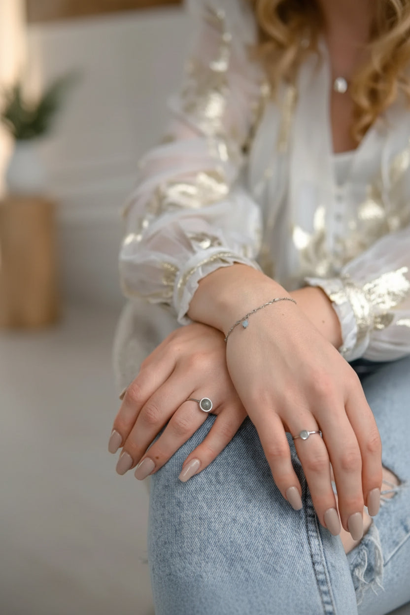 Zilverkleurige geboortesteen armband met echte edelsteen om de pols