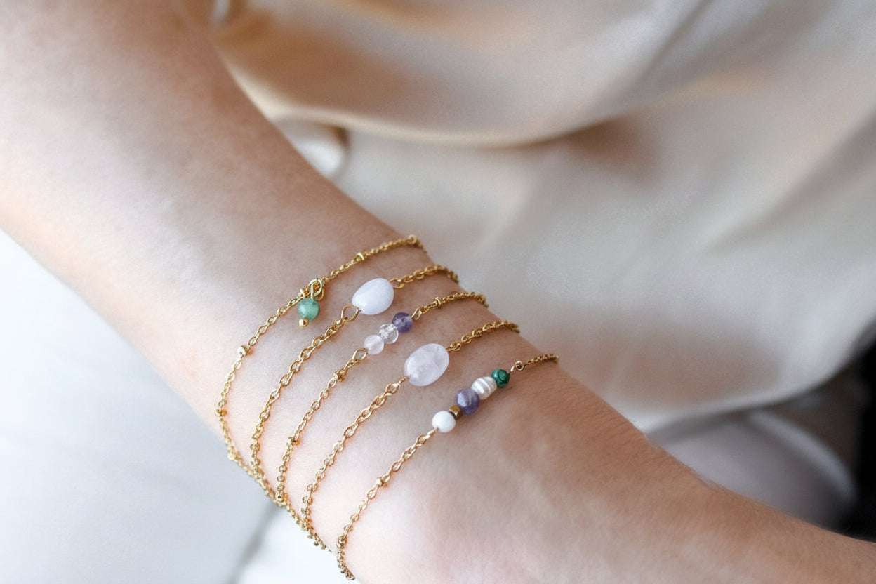 Goudkleurige geboortesteen armband met echte edelsteen om de pols