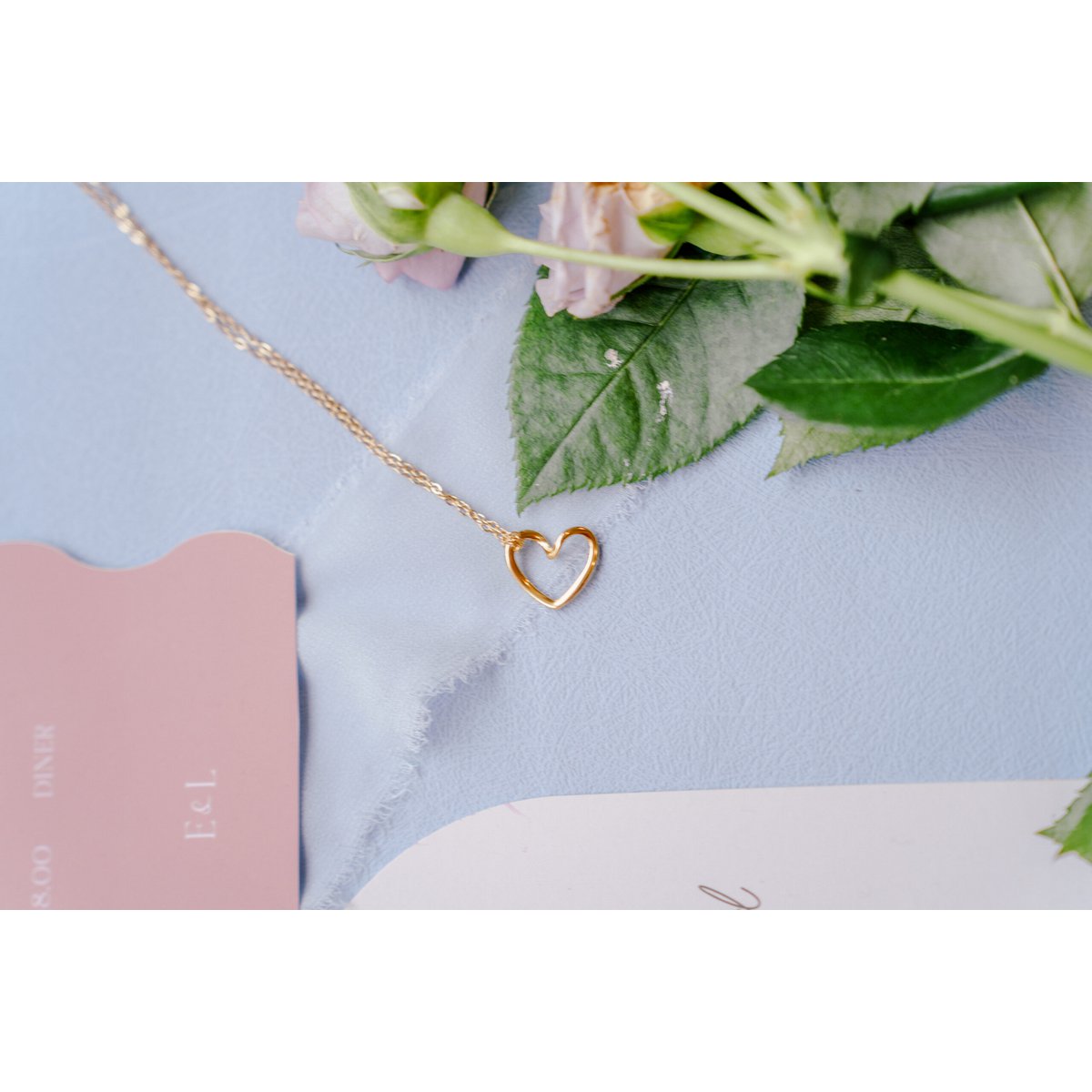 “Gouden hart ketting met zwevend effect close-up”